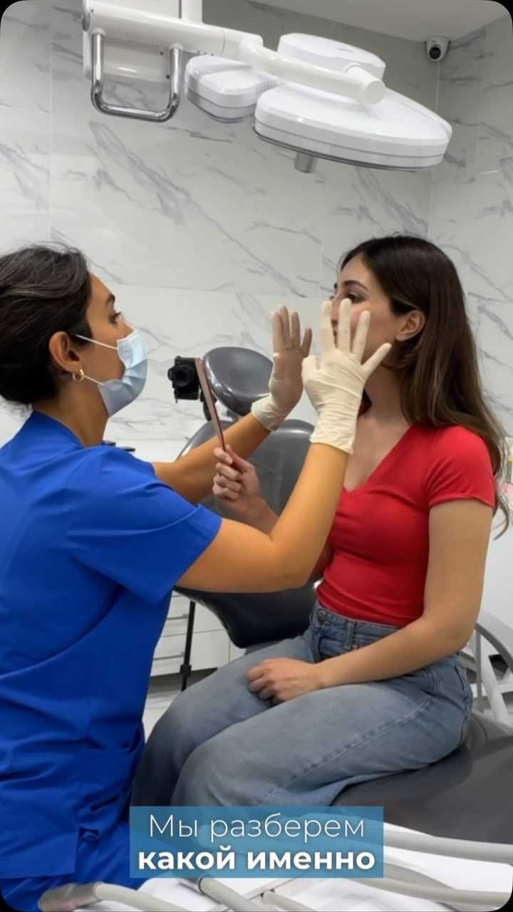 Dr. Fidan Əliyeva kabinetdə pasiyentin təbəssümünü qiymətləndirir